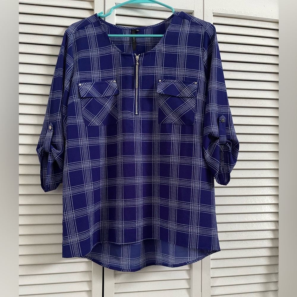 Size M blue and white business shirt.